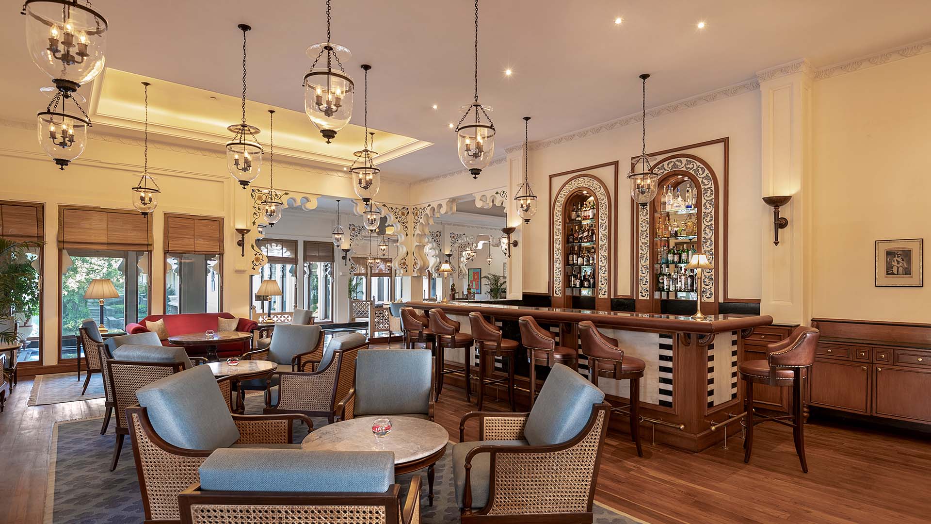 Amrit Mahal bar at Trident Udaipur, a 5 star hotel in Udaipur known for curated cocktails and relaxed ambiance.