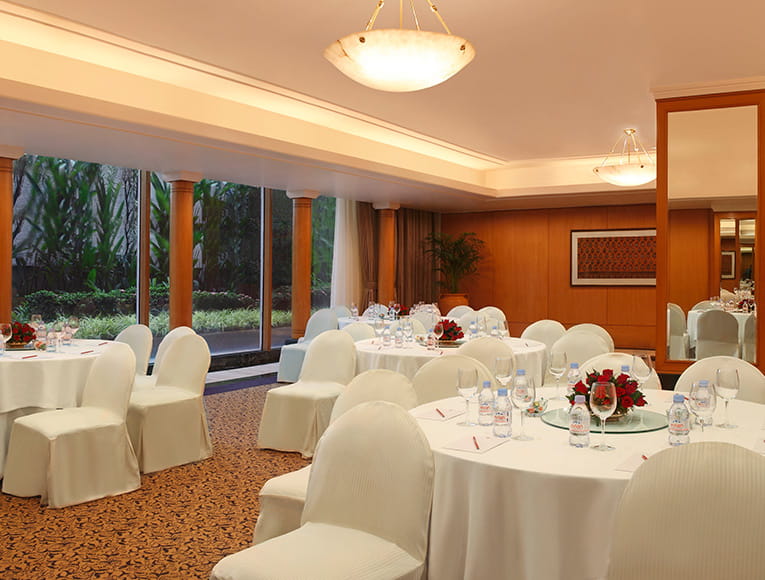 Colour Coordinated Decoration At Trident Nariman Point Meeting Room